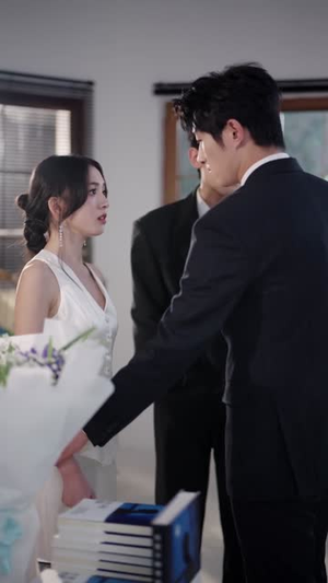 鸢尾盛开时恋她成瘾（20集）都市生活短剧免费在线观看